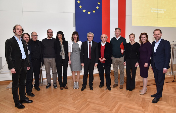 v.l.n.r.: Otto Tremetzberger (dorf tv), Christoph Weidinger (Obmann afo), Georg Ritter (dorf tv), Franz Koppelstätter (Geschäftsführer afo), Beate Rathmayr und Susanne Blaimschein (KunstRaum Goethestraße), Bürgermeister Klaus Luger, Walter Pilar (Schriftsteller), Leo Füreder (i.V. Parov Stelar), Gabi Kepplinger (dorf tv), Stadträtin Karin Hörzing, Vizebürgermeister Bernhard Baier