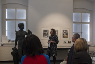 Andrea Bina, Leitung NORDICO Stadtmuseum Linz mit Aphrodite