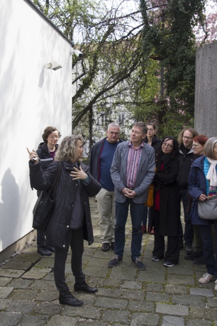 Am Eingang zur Synagoge Linz von Friedrich Goffitzer