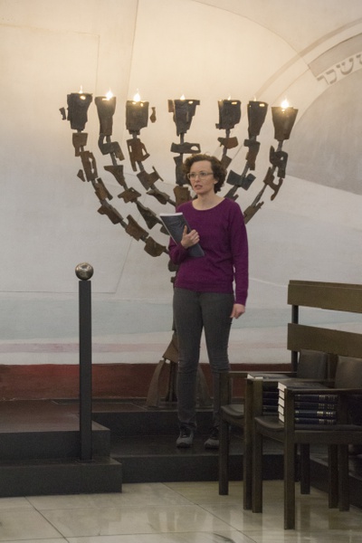 Maria Seher vor einer Menora von Arno Lehmann