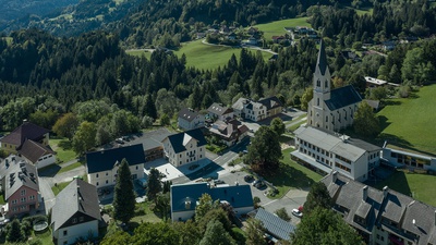 Innovative Erweiterungen oder Umbauten: Die „Neue Ortsmitte Arriach“ (Luftbild) von Hohengasser Wirnsberger Architekten mit Winkler Landschaftsarchitektur wurde mit dem Kärntner Landesbaupreis ausgezeichnet.