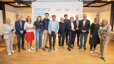 Bürgermeister Christian Scheider, Vizebürgermeister MMag. Dr. Alexander Kastner und Stadträtin DI Constance Mochar mit den Expertinnen und Experten des „Zukunftsdialogs – Stadtentwicklung & Klimawandel“ im Napoleonstadel. – © StadtKommunikation / Zangerle Bürgermeister Christian Scheider, Vizebürgermeister MMag. Dr. Alexander Kastner und Stadträtin DI Constance Mochar mit den Expertinnen und Experten des „Zukunftsdialogs – Stadtentwicklung & Klimawandel“ im Napoleonstadel.