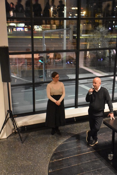 Francesca Torzo und Arno Ritter eröffnen die Ausstellung.