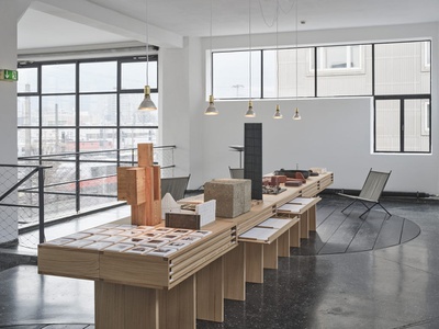 Archiv des Ateliers: Auf einem von Francesca Torzo eigens für die Ausstellung entworfenem Tisch werden Modelle, Prototypen und Materialmuster gezeigt. In den Laden befinden sich Zeichnungen, Skizzen und detaillierte Pläne.