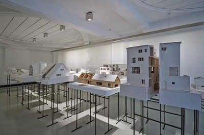 Blick in die Ausstellung "Rebuild: Figures of Space" im aut