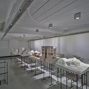 Blick in die Ausstellung "Rebuild: Figures of Space" im aut