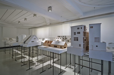 Blick in die Ausstellung "Rebuild: Figures of Space" im aut