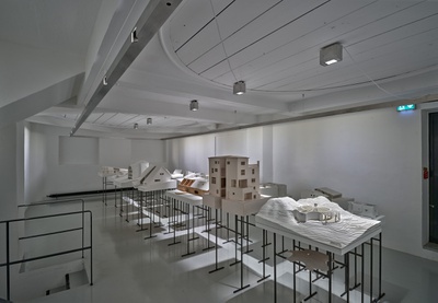 Blick in die Ausstellung "Rebuild: Figures of Space" im aut