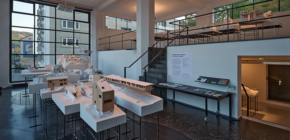 Blick in die Ausstellung "Rebuild: Figures of Space" im aut