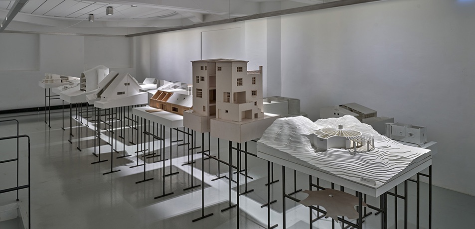 Blick in die Ausstellung "Rebuild: Figures of Space" im aut