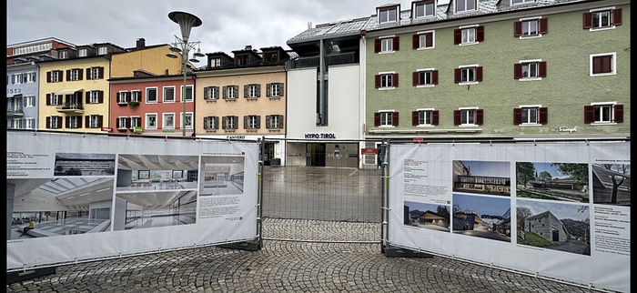 Ausstellung "Neues Bauen in Tirol 2022" am Hauptplatz in Lienz