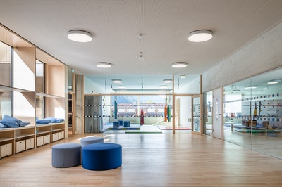 Volksschule und Dreifach-Sporthalle, Kundl, 2017 – 2021 (Architektur: ARGE Scharfetter_Rier, Mario Ramoni)