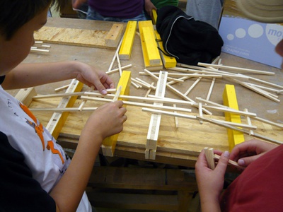 soak – überraschend einfach konnten wir nur mit Holzstäbchen eine Bogenbrücke bauen, das Geheimnis liegt in der Aufbautechnik, Länge und Höhe werden durch Geschicklichkeit und Geduld bestimmt