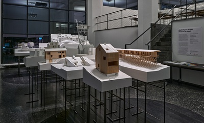 Blick in die Ausstellung "Rebuild: Figures of Space" im aut