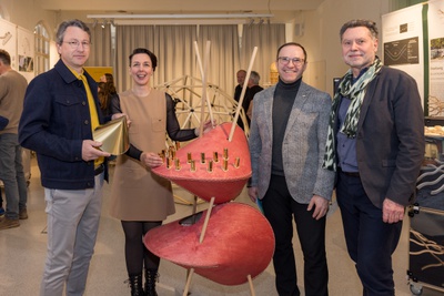 Das Team hinter "Wooden Structures": Michael Ebner, Sybille Salbrechter und Alexander Petutschnigg, vom Department Design & Green Engineering der FH Salzburg, mit Roman Höllbacher, Künstlerischer Leiter der Initiative Architektur.