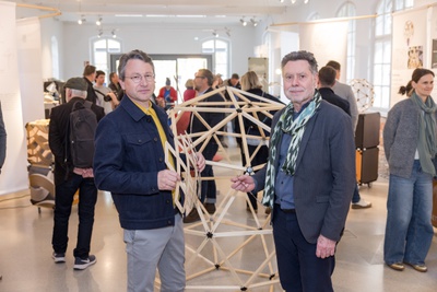 Michael Ebner (FH Salzburg) und Roman Höllbacher (Initiative Architektur) eröffneten die bereits dritte gemeinsame Ausstellung im Architekturhaus Salzburg.