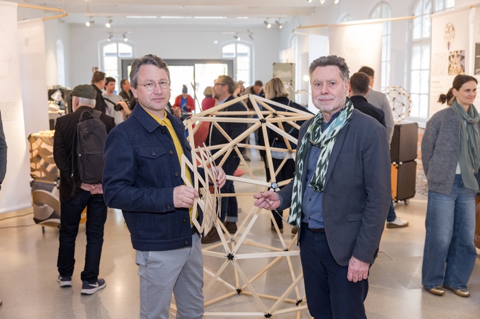 Michael Ebner (FH Salzburg) und Roman Höllbacher (Initiative Architektur) eröffneten die bereits dritte gemeinsame Ausstellung im Architekturhaus Salzburg.