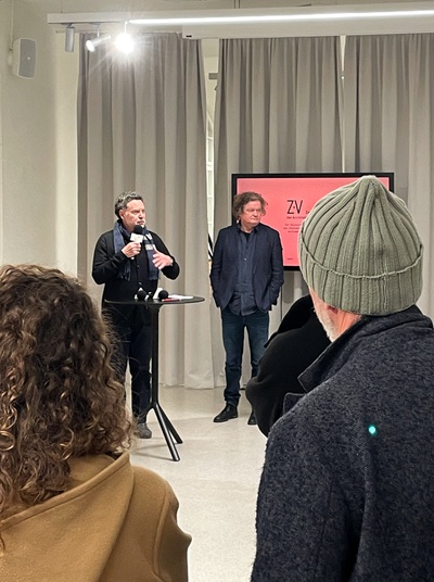 Im Bild: Roman Höllbacher (Künstlerischer Leiter der Initiative Architektur) und Karl Thalmeier (Vorsitzender der Landesgruppe Salzburg der ZVÖ) begrüßen – © Initiative Architektur