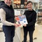 Roman Höllbacher (Leitung Initiative Architektur) überreicht den Thermengutschein an Jana Prinz