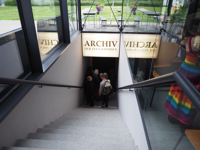 Eingang zum Archiv der Zeitgenossen über das Kino im Kesselhaus