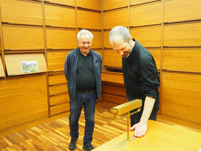 Helmut Neundlinger führt durch das Archiv der Zeitgenossen