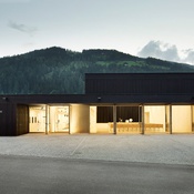 Kulturhaus Mörtschach – Planung: LP architektur ZT GmbH,
Tragwerksplanung: DI Kurt Pock,
Ausführung: Weissenseer Holz-System-Bau GmbH,
Bauherrin: Gemeinde Mörtschach,
