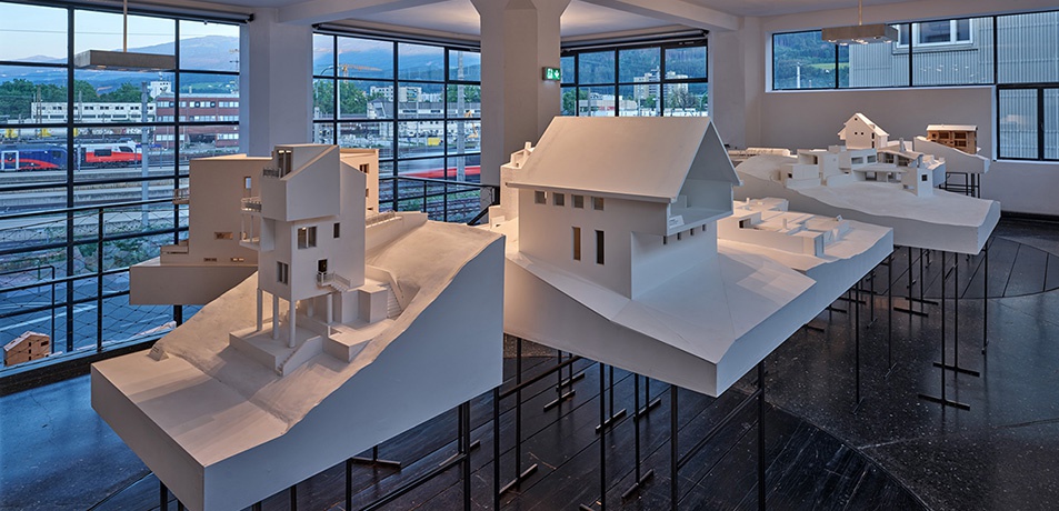Blick in die Ausstellung "Rebuild: Figures of Space" im aut