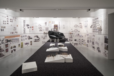 Blick in die Ausstellung „Snøhetta: Relations“ im aut, „A House to Die in“