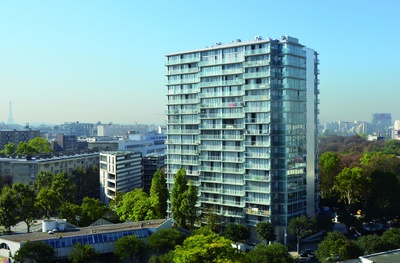 Tour Bois Le Prêtre nach dem Umbau. Die alte Fassade wurde entfernt und durch raumhohe Glasschiebetüren ersetzt; alle Wohnungen wurden durch vorgesetzte Wintergärten und Balkone ergänzt. Architekten: Druot, Lacaton & Vassal, Paris; Foto: Frédéric Druot