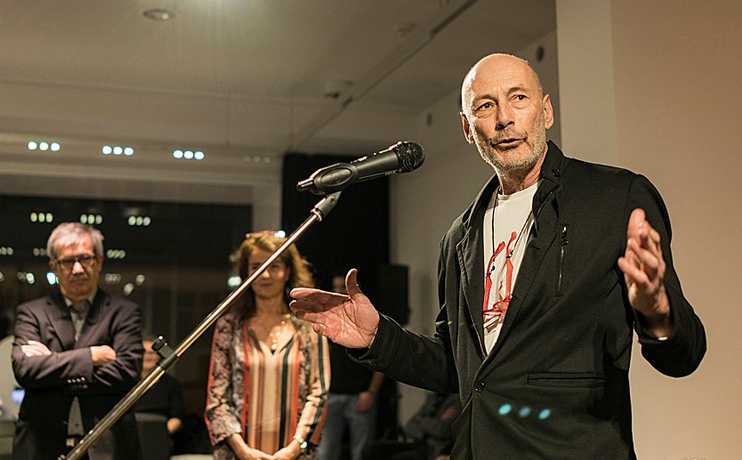 Roland Gnaiger im vai beim Auftakt zur Retrospektive "Das Beste aus Plus-Minus" 2018 – © Foto: Darko Todorovic Roland Gnaiger im vai beim Auftakt zur Retrospektive "Das Beste aus Plus-Minus" 2018