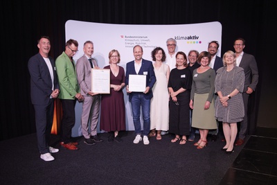 Verleihung am 24. Juni 2024: Klimaschutzministerin Leonore Gewessler, Juryvorsitzender Matthias Hein, Bürgermeister der Stadt Hohenems Dieter Egger, Bernd Federspiel, Markus Schadenbauer (Schadenbauer Projekt- und Quartierentwicklungs GmbH), Jessica Schadenbauer, Judith Wellmann, Clemens Plank, Alexandra Schmid, Eva Lopez, Markus Malin, Ulrike Fenkart, Joachim Wohlgenannt