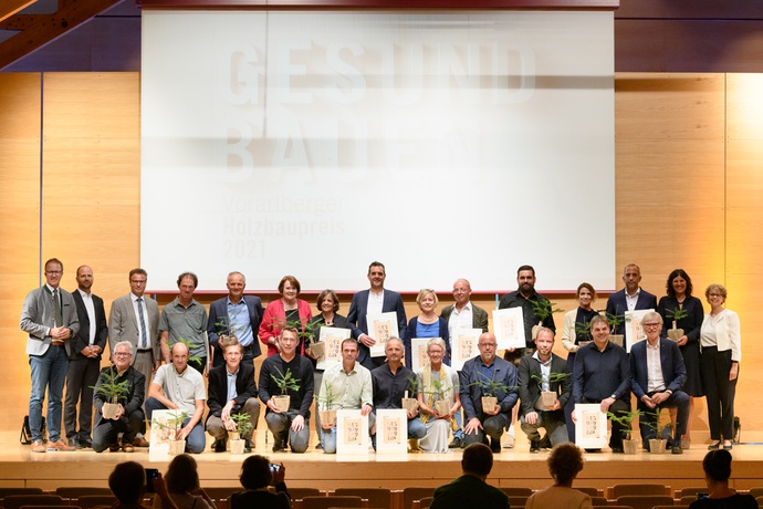 Die Preisträger und Ehrengäste des Vorarlberger Holzbaupreises 2021 – © Foto: Matthias Rhomberg Die Preisträger und Ehrengäste des Vorarlberger Holzbaupreises 2021