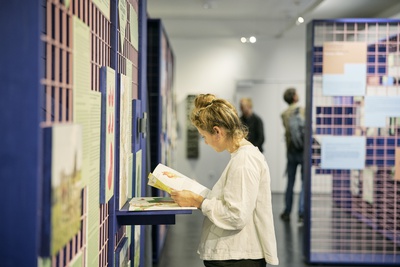 Besucherin bei der Eröffnung im vai