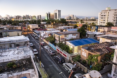 Corporación del Proyecto ENLACE del Caño Martín Peña (ENLACE) und G-8 Grupo de las Ocho Comunidades Aledañas al Caño Martín Peña, Inc.: Caño Martín Peña Community Land Trust, San Juan, Puerto Rico, 2014 ENLACE in San Juan, Puerto Rico, hat in einem mehrere Jahre dauernden Prozess von über 700 Konsultationen Grund und Boden, auf dem sich die informellen Siedlungen in nächster Nähe zum Financial District befinden, in einen Community Land Trust verwandelt und die ökologische Reparatur des Martín Peña Kanals vorangetrieben.