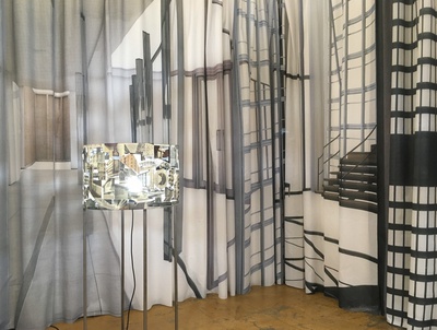 aus der Serie »MIES«, Installation (Vorhang und Lampe), 2017