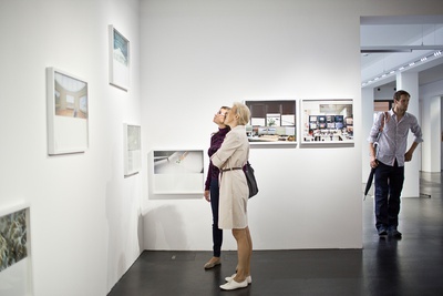 Besucher|innen in der Ausstellung