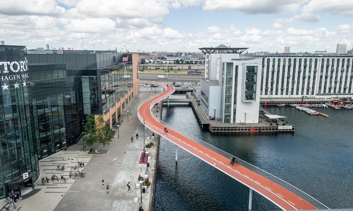 Das beste Argument für einen Umstieg auf das Rad als echte Alternative im Alltagsverkehr ist die Erlebnisqualität des Radfahrens selbst. Infrastrukturen mit hohem Gestaltungsanspruch stärken gleichzeitig Fahrspaß und bewerben diese Art der Alltagsmobilität. Dabei muss der Ausbau der „grünen Infrastruktur“ aber auch genauso überzeugt und zielstrebig betrieben werden, wie über die letzten Jahrzehnte die autoorientierten Strukturen vorangetrieben wurden. Die ersten entstehen schon: etwa die "Cykelslangen", eine 220m lange Rad- und Fußbrücke in Copenhagen. Foto: Dissing + Weitling