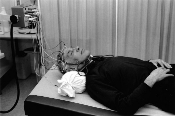 Foto: Ein verzweifelter Versuch noch zu Lebzeiten dem Denken Günther Domenigs auf die Spur zu kommen. Kunst am Bau Projekt von Dietmar Tanterl für das LKH Bruck an der Mur, 1992. Foto: Ein verzweifelter Versuch noch zu Lebzeiten dem Denken Günther Domenigs auf die Spur zu kommen. Kunst am Bau Projekt von Dietmar Tanterl für das LKH Bruck an der Mur, 1992.