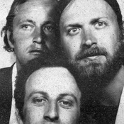 Gruppenbild zur Ausstellung „Architektur aus Graz“, ca. frühe 1970er-Jahre.
Von rechts nach links: Die Architekten Peter Hellweger, Georg Gröller und Manfred Wolff-Plottegg, Ausstellungsbeitrag „Hybrid Architektur“