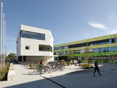 Parallel zur Sanierung des Schulgebäudes wurde auf dem Vorplatz der Kreativturm errichtet, mit sechs Sonderunterrichtsräume für Bildnerische Erziehung und Werken. Mittels hoher Wärmedämmung erreicht das Gebäude Niedrigenergiestandard. Die im Zuge der Arbeiten erfolgte Anhebung des Vorplatzes ermöglicht nun auch einen barrierefreien Zugang zum Schulhaus.