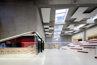 Die Sanierung und Erweiterung des aus den 1980er-Jahren stammenden großen Schulzentrums strukturierte das Gebäude entsprechend den aktuellen pädagogischen Anforderungen. Alt und Neu sind klar ablesbar und verbinden sich zu einem stimmigen Ensemble. Großzügige Räume bieten Platz für wissbegierige junge Menschen.