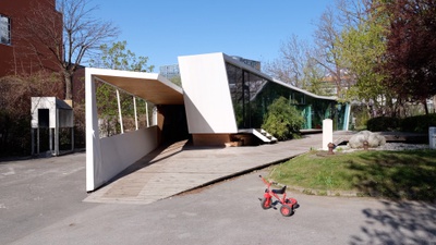 Die Kunst- und Architekturwerkstatt für Kinder und Jugendliche bietet diesen Platz zur Erforschung und Auseinandersetzung mit Malerei, Skulptur, Architektur, Design, Film und Neuen Medien. Der Pavillon als Raumkontinuum aus hellen, offenen, niederen und erhöhten Bereichen bietet dafür optimale Voraussetzungen und bereichert zudem den Innsbrucker Rapoldipark.