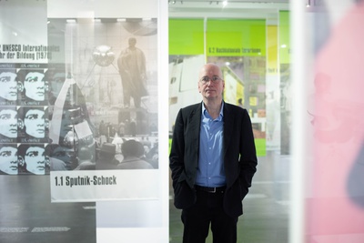 Kurator Tom Holert in der Ausstellung im vai