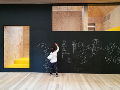 Matthias Hein, Kinderhaus, Kennelbach, 2017–2019
Bemalbare Wände des Hauses im Haus