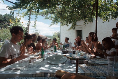 Gemeinschaftliche Zusammenkunft in Thesprotia, Griechenland, als Teil des Projekts von TiriLab