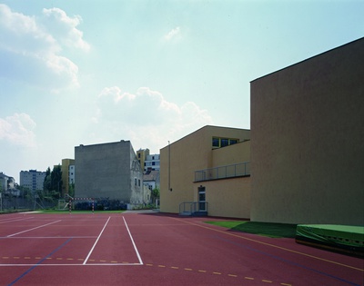 Rosa Jochmann-Schule Sportplatz – © Margherita Spiluttini Rosa Jochmann-Schule Sportplatz