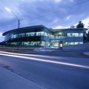 Haupteingang bei Nacht