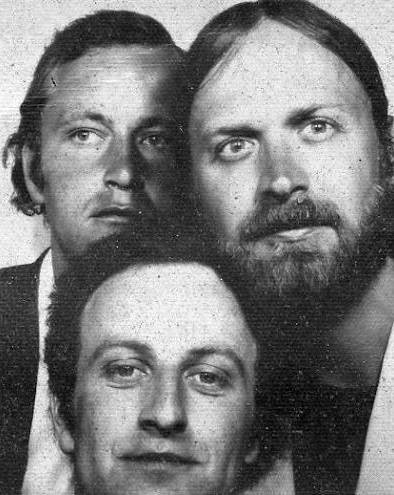 Gruppenbild zur Ausstellung „Architektur aus Graz“, ca. frühe 1970er-Jahre.
Von rechts nach links: Die Architekten Peter Hellweger, Georg Gröller und Manfred Wolff-Plottegg, Ausstellungsbeitrag „Hybrid Architektur“