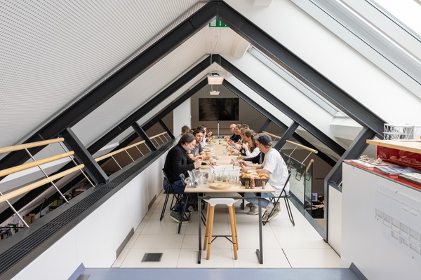 Gemeinsamer Mittagstisch bei Snøhetta, Innsbruck, Foto: © Thomas Steinlechner, 2024 Gemeinsamer Mittagstisch bei Snøhetta, Innsbruck, Foto: © Thomas Steinlechner, 2024