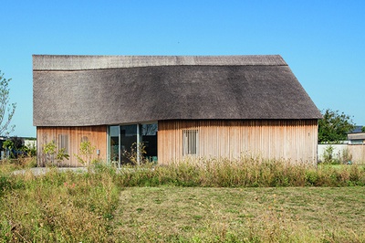 ORTE_Ausstellung_Bauherrinnenpreis 2024 - Unterwegs_Einfamilienhaus mit Schilfdach Weiden am See _Gilbert Berthold